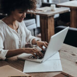 A female student using one of the best MCAT apps